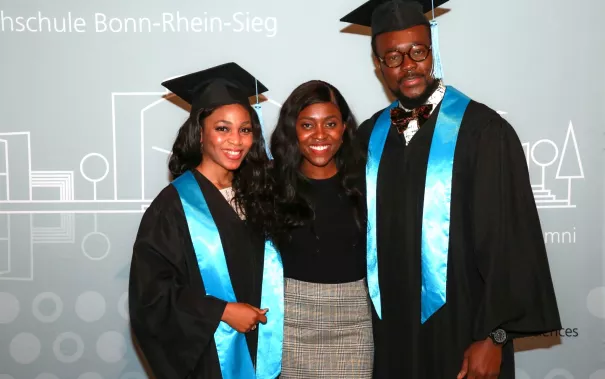 absolventenfeier_2017_alumni_fotowand_20171021_foto_s._sondermann_21.jpg