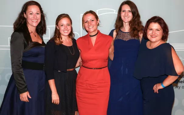 absolventenfeier_2017_alumni_fotowand_20171021_foto_s._sondermann_38.jpg