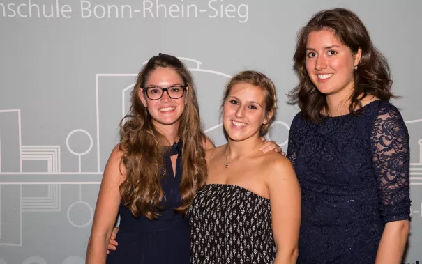absolventenfeier_2017_alumni_fotowand_20171021_foto_s._sondermann_43.jpg