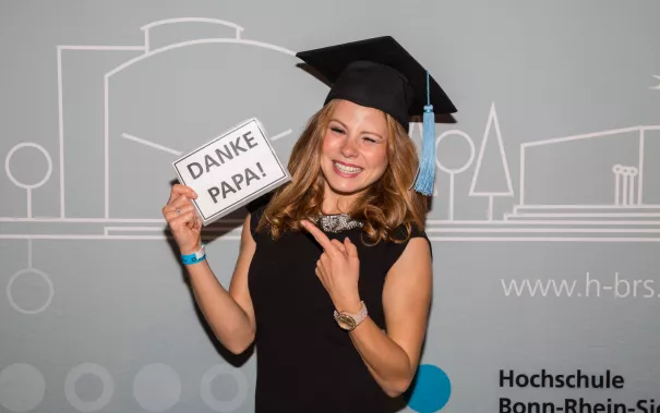 absolventenfeier_2017_alumni_fotowand_20171021_foto_s._sondermann_46.jpg