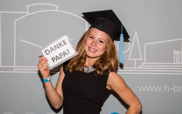 absolventenfeier_2017_alumni_fotowand_20171021_foto_s._sondermann_47.jpg