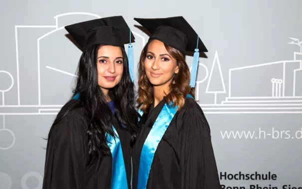absolventenfeier_2017_alumni_fotowand_20171021_foto_s._sondermann_49.jpg