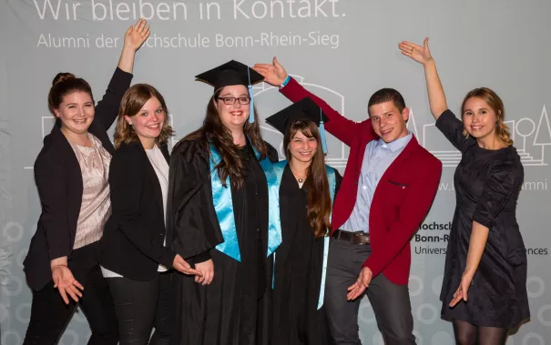 absolventenfeier_2017_alumni_fotowand_20171021_foto_s._sondermann_71.jpg