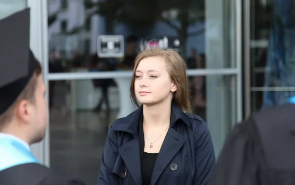 absolventenfeier_2017_ankunft_sektempfang_20171021_foto_j._kuestenmacher_061.jpg