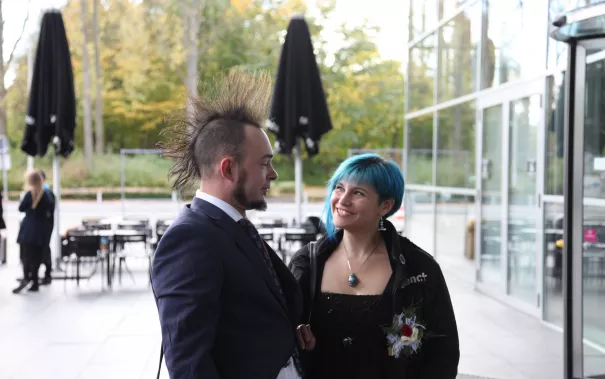 absolventenfeier_2017_ankunft_sektempfang_20171021_foto_j._kuestenmacher_062.jpg