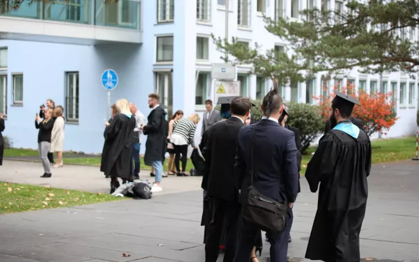 absolventenfeier_2017_ankunft_sektempfang_20171021_foto_j._kuestenmacher_104.jpg