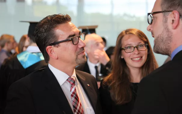 absolventenfeier_2017_ankunft_sektempfang_20171021_foto_j._kuestenmacher_139.jpg