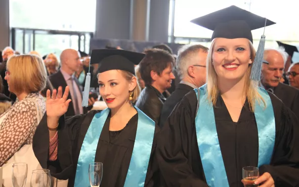 absolventenfeier_2017_ankunft_sektempfang_20171021_foto_j._kuestenmacher_171.jpg