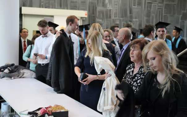 absolventenfeier_2017_ankunft_sektempfang_20171021_foto_j._kuestenmacher_185.jpg