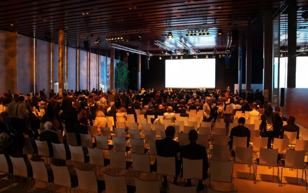 absolventenfeier_2017_ankunft_sektempfang_20171021_foto_j._kuestenmacher_187.jpg