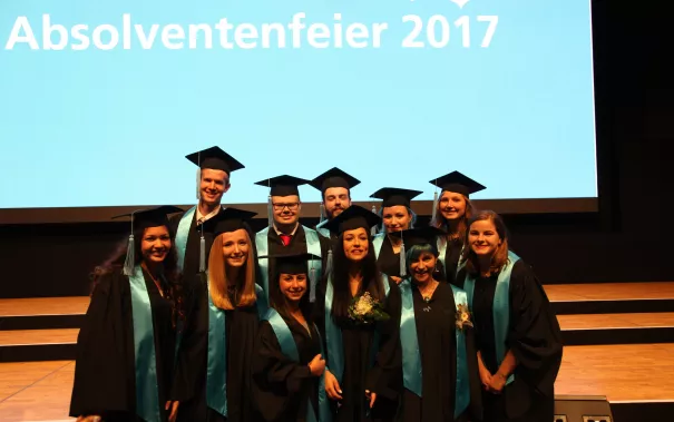 absolventenfeier_2017_ankunft_sektempfang_20171021_foto_j._kuestenmacher_201.jpg