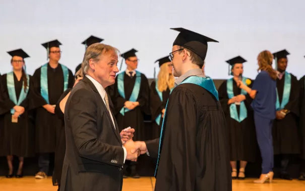 absolventenfeier_2017_festakt_20171021_foto_s._sondermann_07.jpg (DE)