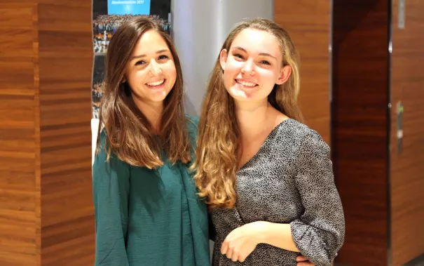 absolventenfeier_2017_gina_und_timea_20171021_foto_j._kuestenmacher_01.jpg (DE)