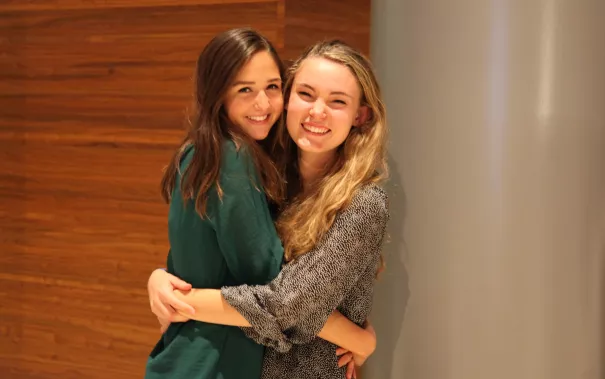 absolventenfeier_2017_gina_und_timea_20171021_foto_j._kuestenmacher_11.jpg (DE)