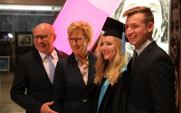 absolventenfeier_2017_party_20171021_foto_j._kuestenmacher_0103.jpg (DE)