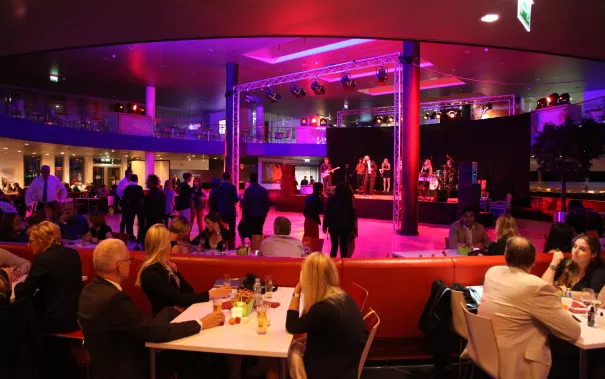 absolventenfeier_2017_party_20171021_foto_j._kuestenmacher_0114.jpg (DE)