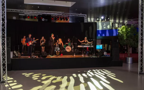 absolventenfeier_2017_party_20171021_foto_s._sondermann_01.jpg (DE)