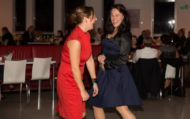 absolventenfeier_2017_party_20171021_foto_s._sondermann_05.jpg (DE)