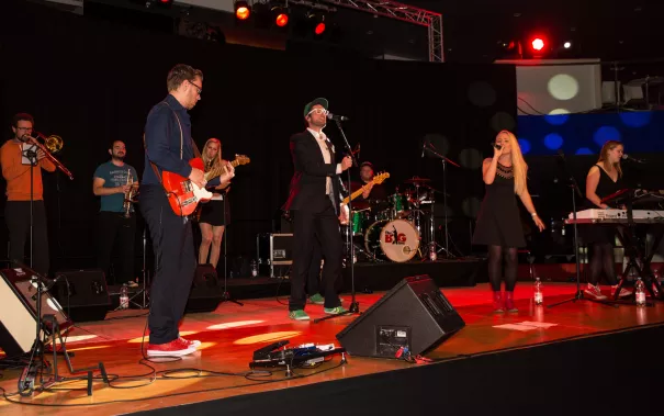 absolventenfeier_2017_party_20171021_foto_s._sondermann_08.jpg (DE)