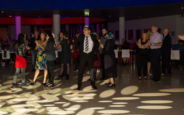 absolventenfeier_2017_party_20171021_foto_s._sondermann_09.jpg (DE)