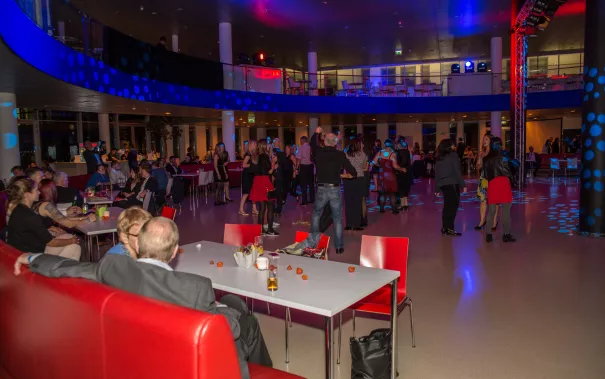 absolventenfeier_2017_party_20171021_foto_s._sondermann_13.jpg (DE)