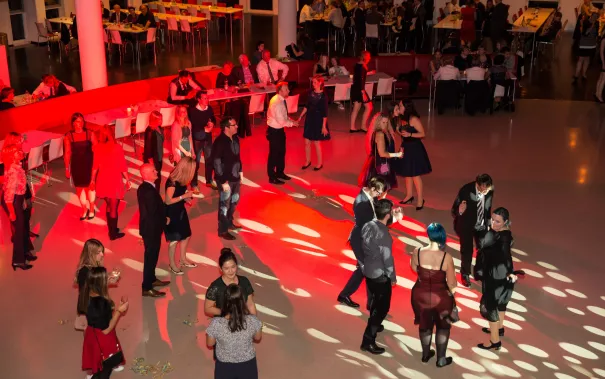 absolventenfeier_2017_party_20171021_foto_s._sondermann_17.jpg (DE)