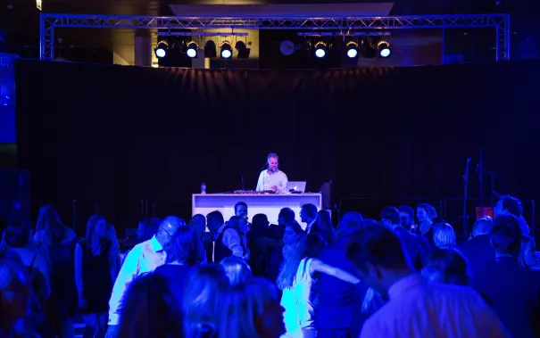 absolventenfeier_2017_party_20171021_foto_s._sondermann_19.jpg (DE)
