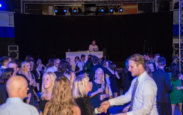 absolventenfeier_2017_party_20171021_foto_s._sondermann_20.jpg (DE)