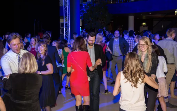 absolventenfeier_2017_party_20171021_foto_s._sondermann_21.jpg (DE)