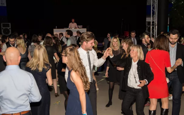 absolventenfeier_2017_party_20171021_foto_s._sondermann_22.jpg (DE)