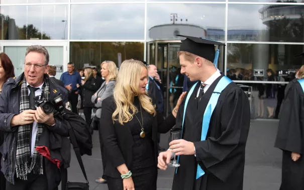 absolventenfeier_telekom-forum_20151024_foto_j._kuestenmacher_079.jpg (DE)