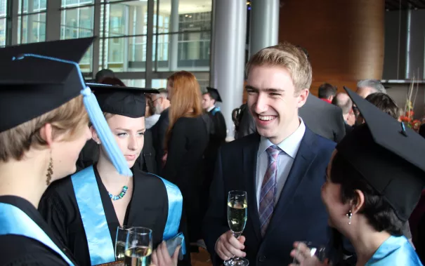 absolventenfeier_telekom-forum_20151024_foto_j._kuestenmacher_082.jpg (DE)