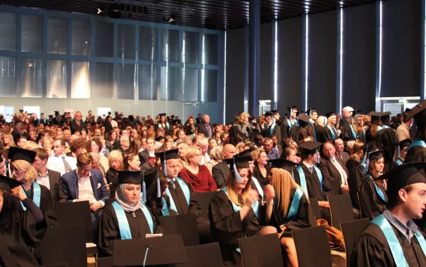 absolventenfeier_telekom-forum_20151024_foto_j._kuestenmacher_090.jpg (DE)