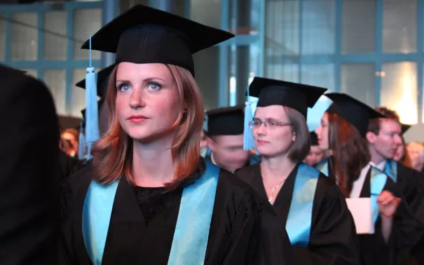 absolventenfeier_telekom-forum_20151024_foto_j._kuestenmacher_092.jpg (DE)