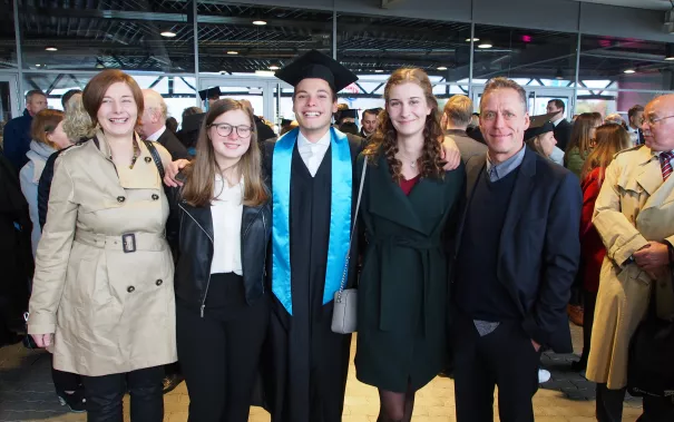 absolventenfeier_telekom_dome_20181027_draussen_foto_juri_kuestenmacher_079.jpg (DE)