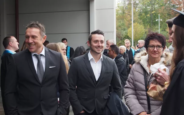 absolventenfeier_telekom_dome_20181027_draussen_foto_juri_kuestenmacher_111.jpg (DE)