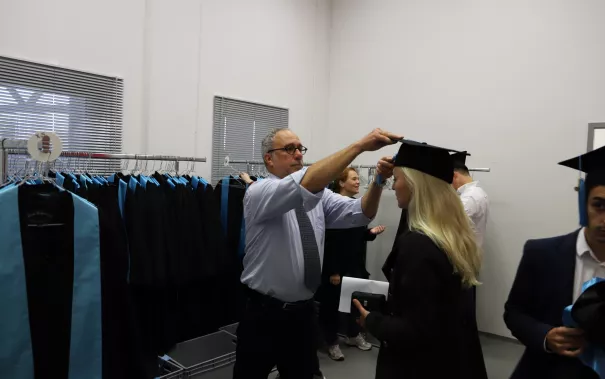 absolventenfeier_vor_festakt_20191026_foto_juri_kuestenmacher_017.jpg (DE)