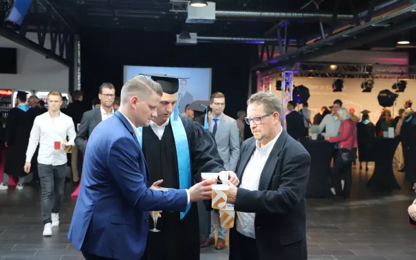 absolventenfeier_vor_festakt_20191026_foto_juri_kuestenmacher_174.jpg (DE)