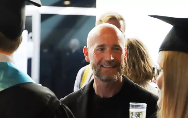 absolventenfeier_vor_festakt_20191026_foto_juri_kuestenmacher_177.jpg (DE)