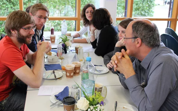 alumni-brunch_20_jahre_20150620_11_foto_kira_wazinski.jpg