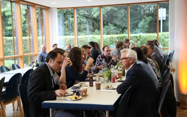 alumni-brunch_20_jahre_20150620_12_foto_eva_tritschler.jpg