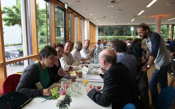 alumni-brunch_20_jahre_20150620_9b_foto_eva_tritschler.jpg