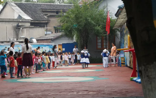 besuch_hunan_flaggenappell_kita_hunan_university_1_20150914_foto_m._flacke.jpg (DE)