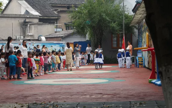 besuch_hunan_flaggenappell_kita_hunan_university_2_20150914_foto_m._flacke.jpg (DE)