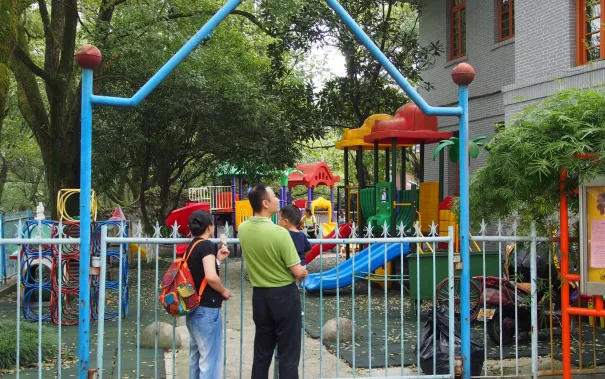 besuch_hunan_flaggenappell_kita_hunan_university_3_20150914_foto_m._flacke.jpg (DE)