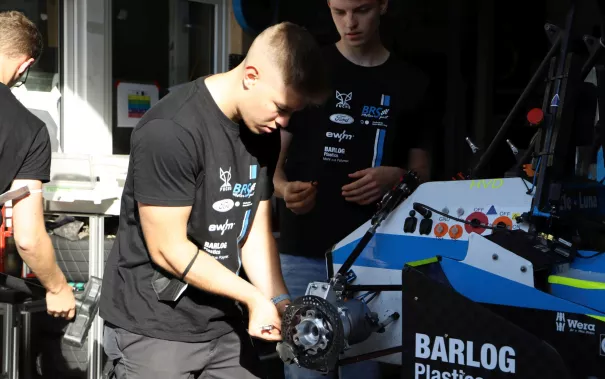 brs_motorsport_dreh_in_der_werkstatt_20210923_foto_juri_kuestenmacher_04.jpg (DE)