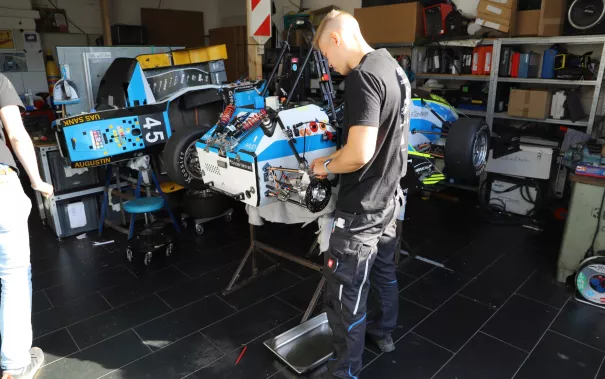 brs_motorsport_dreh_in_der_werkstatt_20210923_foto_juri_kuestenmacher_09.jpg (DE)
