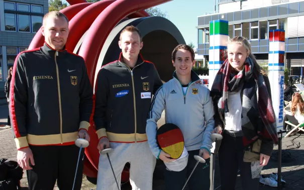 feierliche_eroeffnung_des_akademischen_jahres_2015_stand_fechter_gruppe_draussen_20150928_foto_e._tritschler_img_7714.jpg (DE)