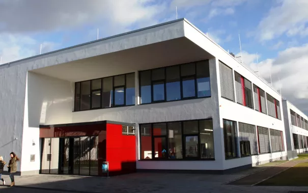 g_gebaeude_campus_rheinbach_20171127_foto_m._flacke_2_teasercut.jpg (DE)