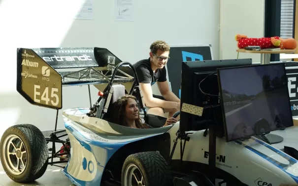 get_together_sommerferien_maedchen_technik_201808_foto_p._zacharias_101.jpg (DE)